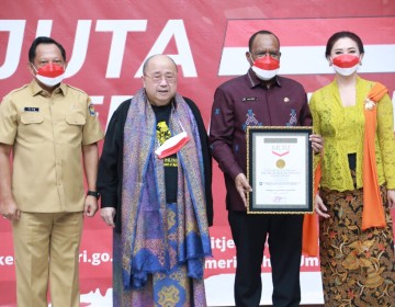 Sukses Selenggarakan Gerakan Pembagian 10 Juta Bendera Merah Putih, Kemendagri Terima Rekor Dunia MURI