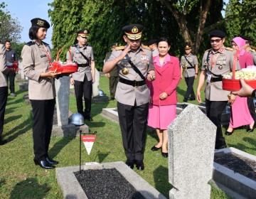 Hari Bhayangkara ke-77, Kapolri Ziarah dan Tabur Bunga di TMP Kalibata