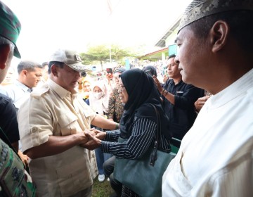 Menhan Prabowo Beri Santunan Kepada Korban Erupsi Gunung Marapi 