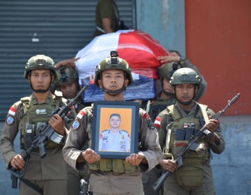 Gugur Ditembak KKB, Jenazah Briptu Anumerta Alfando Steve Karamoy di Terbangkan Ke Sulawesi Tenggara