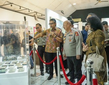 Digagas Kasespim Lemdiklat Polri, Sespimti 33 Luncurkan dan Pamerkan Buku Pitutur Hoegeng Bertutur