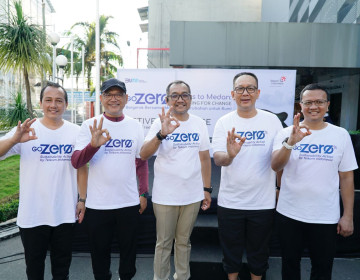 Telkom Gelar Aksi Jalan Santai Sambil Pilah Sampah Plastik dalam Rangkaian GoZero% Goes to Medan