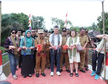 Inspiratif, Masyarakat Sambas Bangun 57 Jembatan Secara Swadaya