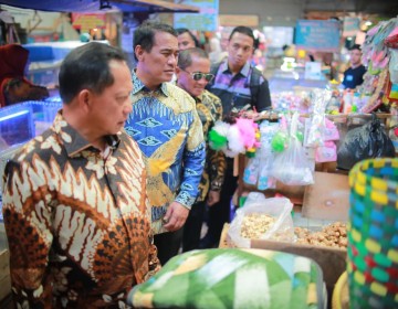 Tinjau Pasar Palimo Palembang, Mendagri dan Mentan Pastikan Distribusi Beras SPHP Lancar dan Terjangkau