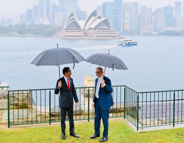 Hujan-hujan, PM Australia Ajak Presiden Jokowi Keliling Admiralty House