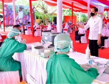 Presiden Joko Widodo Tinjau Langsung Vaksinasi Covid-19 Pelajar di Madiun