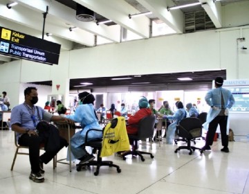 Vaksinasi COVID-19 Calon Penumpang Pesawat di Bandara AP II Tembus di Atas 100.000 Orang!