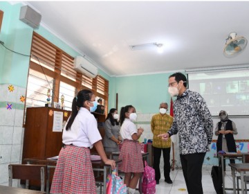 Pastikan Keselamatan Warga Sekolah, Mendikbudristek Cek PTM Terbatas di Jakarta