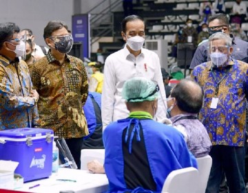 Tinjau Vaksinasi Wartawan,   Presiden: Semoga Dapat Berikan Perlindungan bagi Awak Media