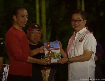 Presiden Jokowi Terima Buku Peta Jalan Menuju Indonesia Emas 2045 dari Kadin Indonesia