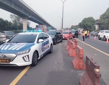 Kepadatan Mulai Terjadi, Polisi Terapkan Contraflow Tol Japek Arah Cikampek di KM 47-65