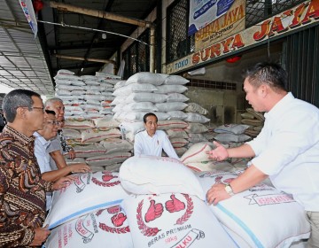 Pastikan Stok Beras Aman, Jokowi Tinjau Pasar Induk Cipinang