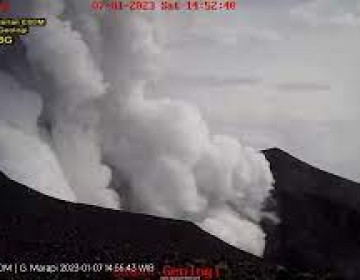 Gunung Marapi Erupsi, Hindari Radius 3 Km dari Kawah Aktif