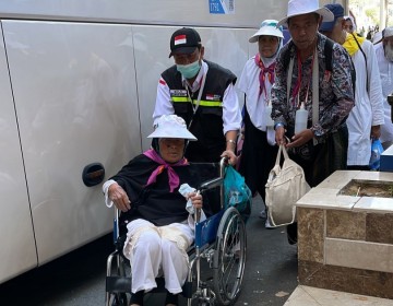 Jalur ke Mahbas Jin Macet, Sebagian Jemaah Haji Pilih Jalan Dikawal Petugas