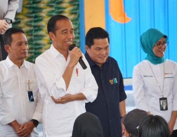 Jokowi Tebar 8.261 Ton Bantuan Pangan Beras di Kalbar, Erick Thohir: Ketahanan Pangan Butuh Keseriusan Semua Pihak