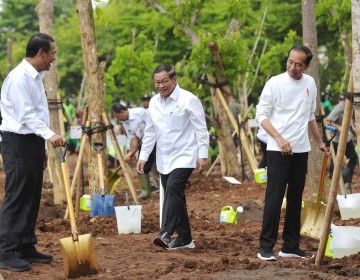 Jadi Menteri LHK Ad-Interim, Mentan Amran Dampingi Presiden Jokowi Hadiri Gerakan Tanam Pohon Bersama