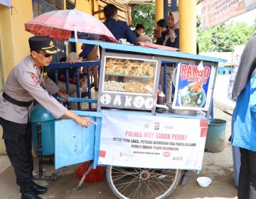 Amankan Sidang Pleno di PPK Baradatu, Polisi Peduli Gelar Makan dan Minum Gratis 