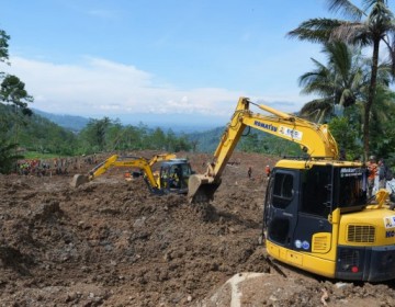 Perkuat Penanganan Bencana di Sumatera, Kementerian PU Gandeng Mitra Kerja Konstruksi Salurkan Alat Berat dan Logistik