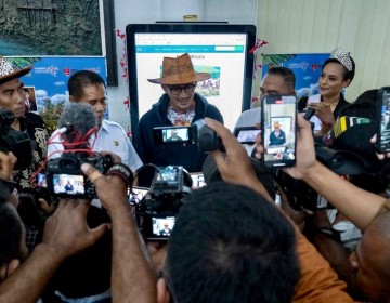 Sandiaga Uno Luncurkan Tourist Information Center di Bandara Dortheys Hiyo Eluay Jayapura