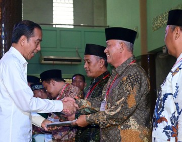 Serahkan Sertifikat Wakaf, Jokowi: Agar Tidak Terjadi Sengketa Lahan